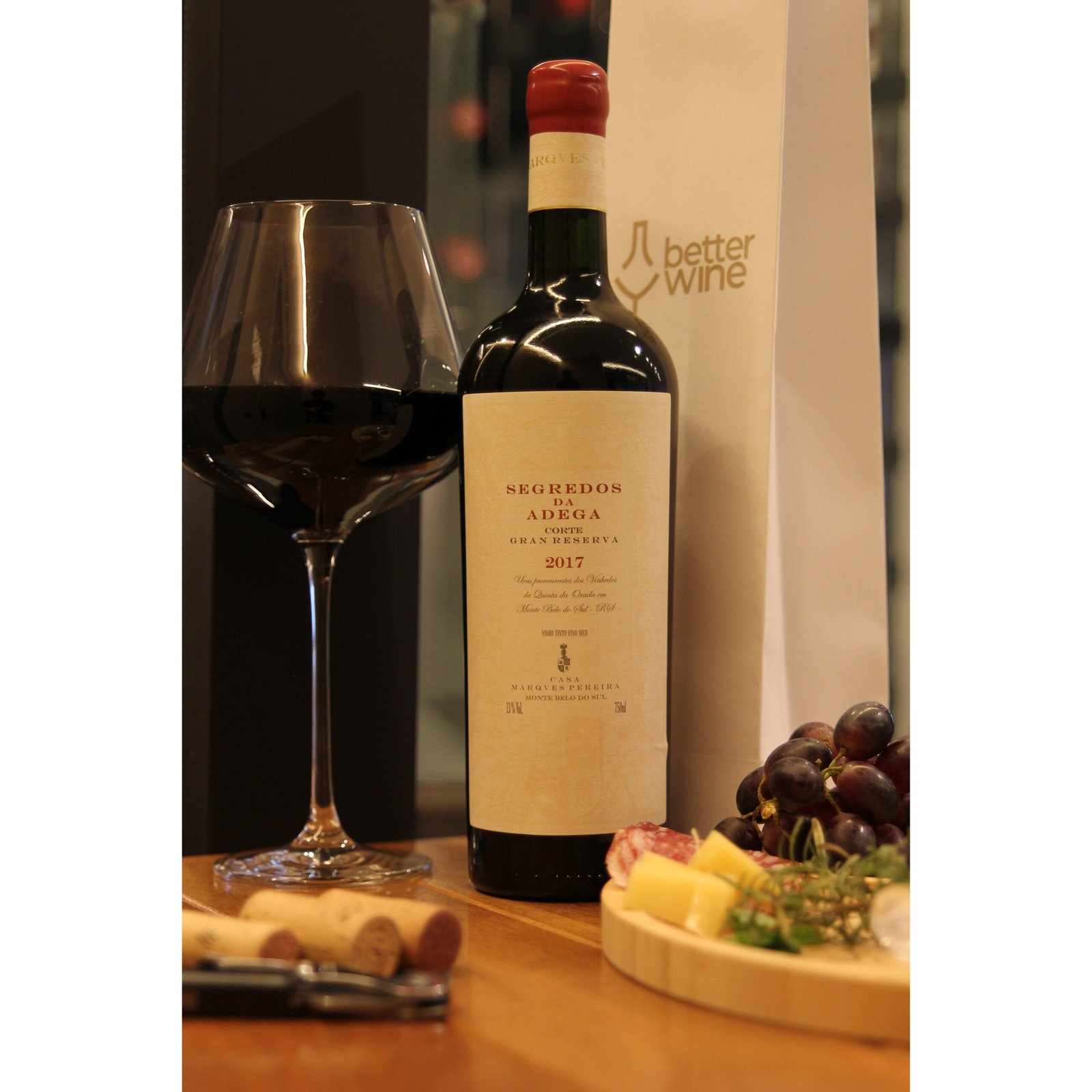 b1432e38eee52267e560dfd1281c8ff9.jpg VINHO TINTO SEGREDOS DA ADEGA CORTE 2017 - Imagem 1