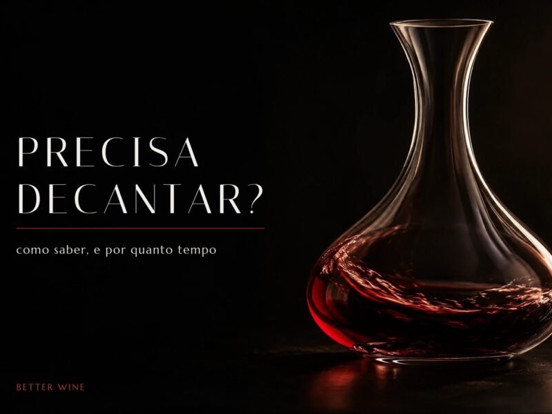 Vinho tinto em movimento dentro de um decanter de vidro, iluminado em contraluz sobre fundo preto.