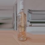 Garrafa de vinho rosé francês Crazy Tropez Côtes de Provence vista de perto