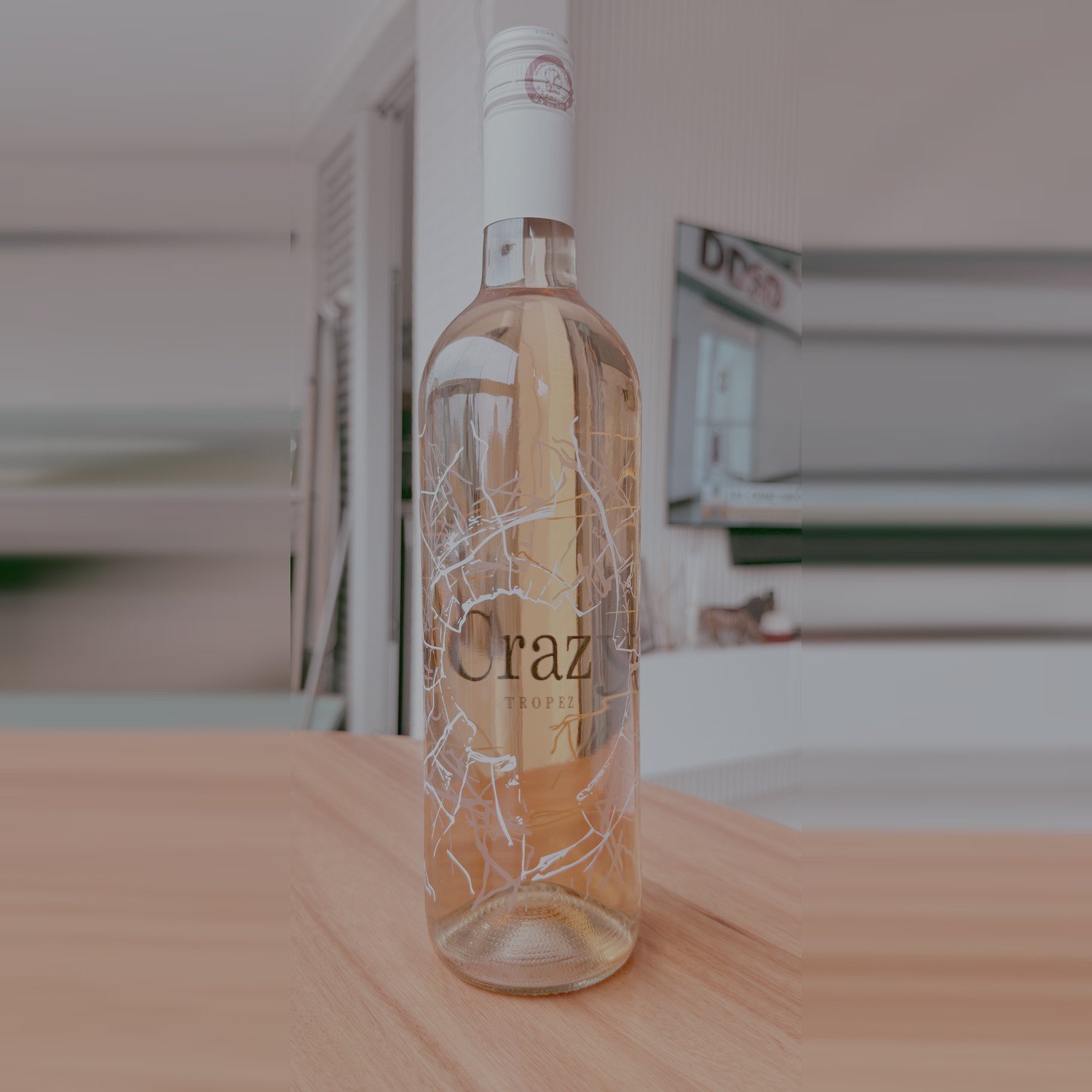 Garrafa de vinho rosé francês Crazy Tropez, opção de vinho para a primavera